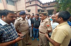 UP: बनारस के तहसील परिसर में प्रॉपर्टी डीलर को गोलियों से भूना, बुलेटप्रूफ फॉर्च्यूनर भी नहीं बचा पाई