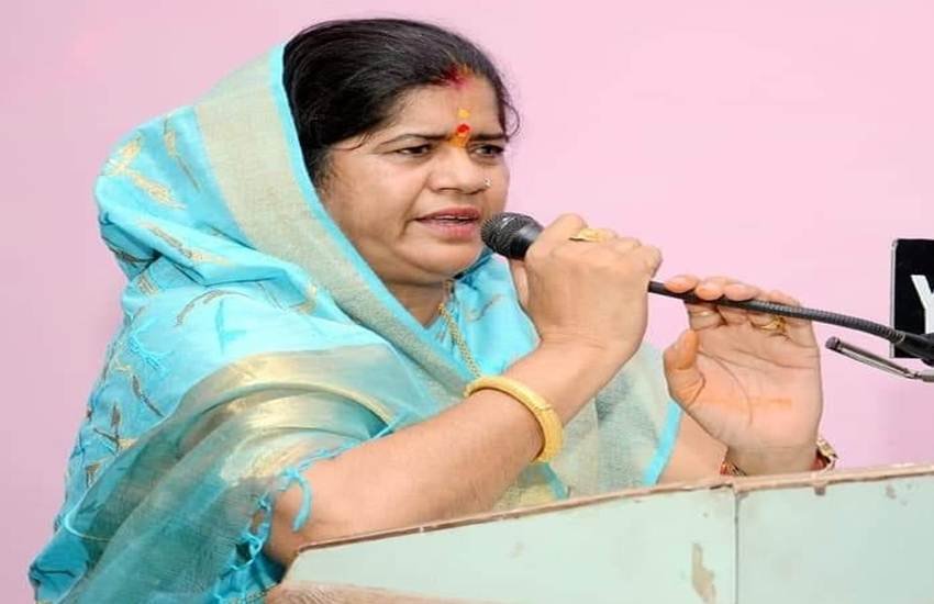 मध्य प्रदेश सरकार में कैबिनेट मंत्री इमरती देवी। (फोटो क्रेडिट: इमरती देवी फेसबुक अकाउंट)