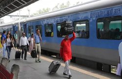 रेलवे ने रद्द कर दीं 247 ट्रेनें, 87 गाड़ियां के बदले रूट और टाइम