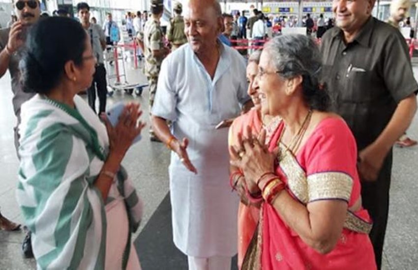 कोलकाता एयरपोर्ट पर हुई जसोदाबेन व ममता बनर्जी की मुलाकात। फोटो सोर्स: इंडियन एक्सप्रेस बांग्ला
