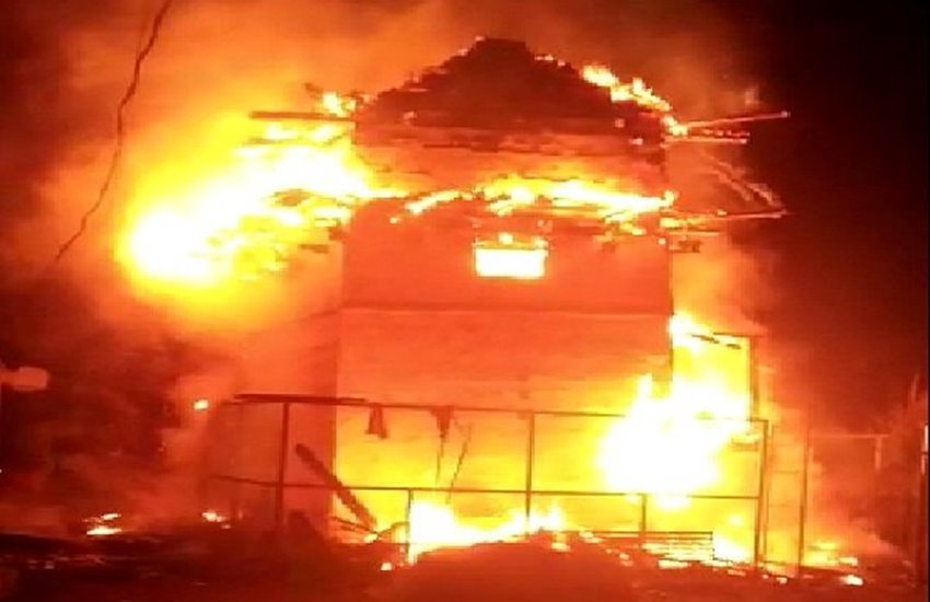 कुल्लू के एक मंदिर में लगी आग
फोटो सोर्स- सोशल मीडिया 
