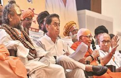 कमलनाथ राज में सरकारी स्कूलों में ठूस-ठूस कर बंद किए गए थे गोवंश, 17 की मौत