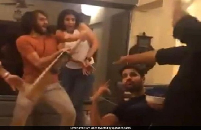  The Family Man की स्टारकास्ट ने किया 'क्रिकेट डांस' (फोटो सोर्स-twitter)
