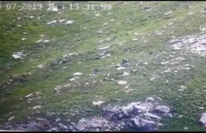 सेना ने इस घटना का वीडियो जारी किया।(फोटो-ANI)
