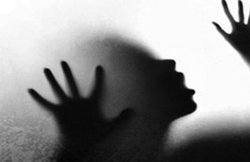 यूपी: जुए में जीत गए दोस्त की पत्नी, 4 लोगों ने महिला के कपड़े फाड़े और फिर…