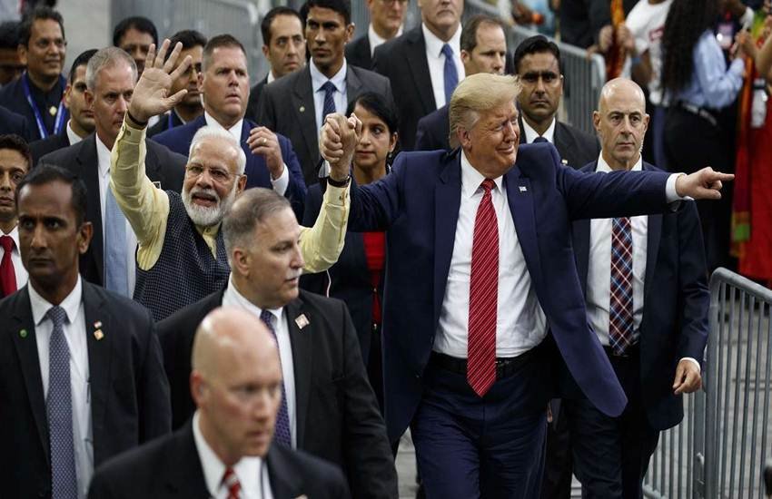 पीएम मोदी और अमेरिकी राष्ट्रपति ट्रंप ने एक दूसरे का हाथ पकड़कर NRG स्टेडियम का चक्कर लगाया और लोगों का अभिवादन स्वीकार किया। (फोटो सोर्स: PTI)