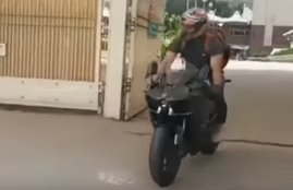 Mahendra Singh Dhoni Kawasaki H2 Superbike, MS Dhoni Kawasaki H2 Superbike, MS Dhoni Bike Collection, MS Dhoni Driving bike video, Kawasaki H2 Superbike price in india, Mahendra Singh Dhoni bike price, Mahendra Singh Dhoni bike video