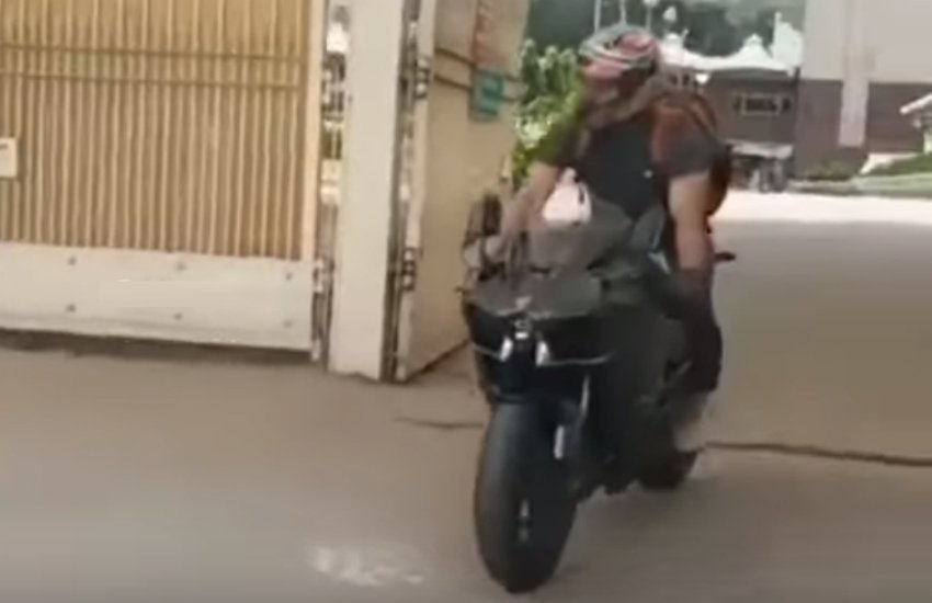 Mahendra Singh Dhoni Kawasaki H2 Superbike, MS Dhoni Kawasaki H2 Superbike, MS Dhoni Bike Collection, MS Dhoni Driving bike video, Kawasaki H2 Superbike price in india, Mahendra Singh Dhoni bike price, Mahendra Singh Dhoni bike video