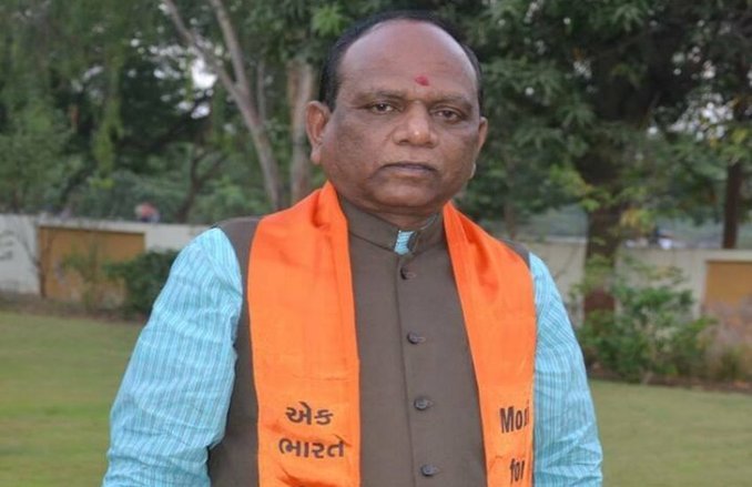 Gujarat: अतिक्रमण हटाने वाले IAS अधिकारी पर भड़के BJP सासंद, कहा- अंग्रेजों वाली मानसिकता है इसकी, आदिवासियों को नहीं करता पसंद