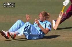 VIDEO: बल्लेबाज ने खेला खतरनाक शॉट, सिर बचाने की कोशिश में गेंदबाज के हाथ में लगी चोट