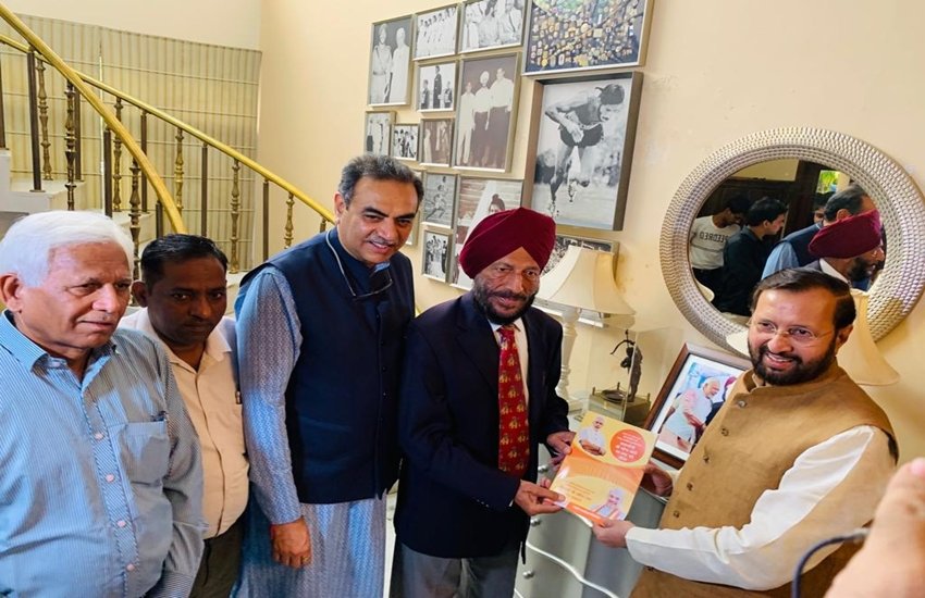 केंद्रीय मंत्री प्रकाश जावड़ेकर फ्लाइंग सिख मिल्खा सिंह से मुलाकात करते हुए और उन्हें पुस्तक भेंट करते हुए। (फोटो सोर्स-https://twitter.com/PrakashJavdekar)