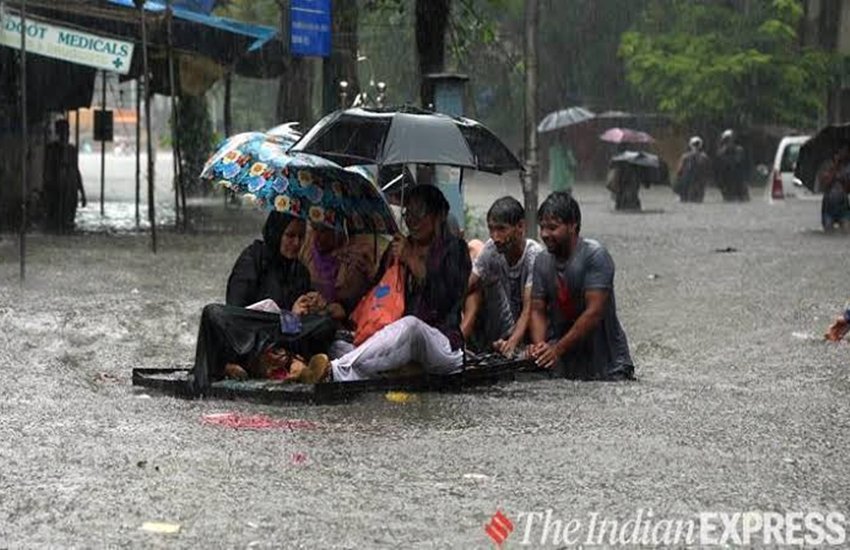मौसम विभाग ने मुंबई में भारी बारिश का रेड अलर्ट जारी किया है। फोटो सोर्स: इंडियन एक्सप्रेस