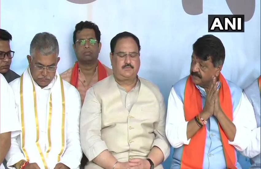 पश्चिम बंगाल में राजनीतिक हिंसा के दौरान मारे गए बीजेपी कार्यकर्ताओं का पार्टी के कार्यकारी अध्यक्ष जेपी नड्डा ने तर्पण किया। (फोटो क्रेडिट/ANI ट्विटर हैंडल)