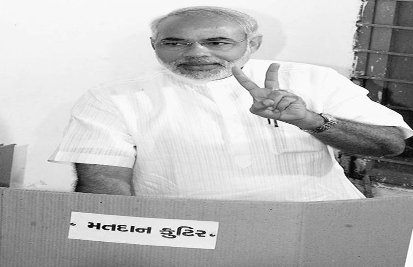 सरोवर किनारे तितलियां उड़ाते पीएम मोदी। (फोटो-सोशल मीडिया)