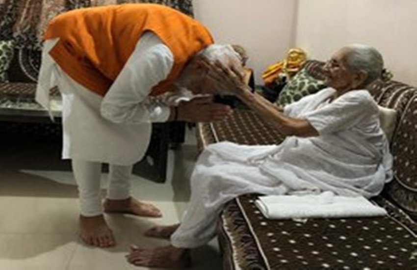 गांधी नगर में अपनी मां जशोदाबेन से मिलते पीएम मोदी। फोटो सोर्स: एएनआई