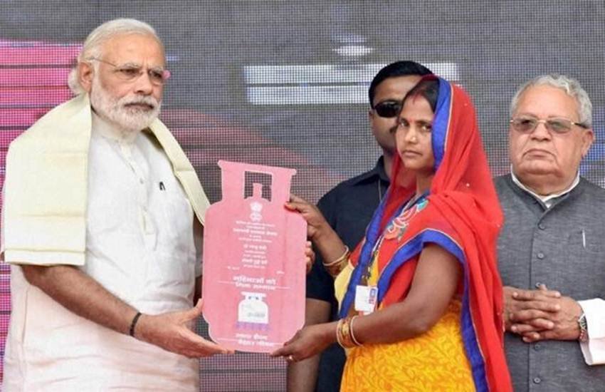 प्रधानमंत्री उज्ज्वला योजना के तहत 8 करोड़ गरीब परिवारों को फ्री में गैस कनेक्शन दिया गया है। (फाइल फोटो सोर्स: फाइनैंशल एक्सप्रेस) 
