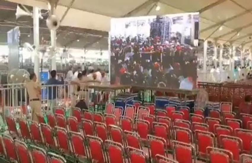 पीएम मोदी की रोहतक रैली में उनके संबोधन के दौरान भी कुर्सियां खाली पड़ी रहीं। (फोटो क्रेडिट/ उत्कर्ष कुमार सिंह ट्वीट) 