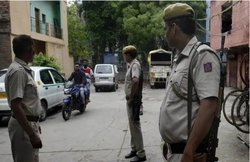 गुजरात: इंस्पेक्टर का बेटा पुलिसवाला बनकर मार रहा था छापे! वीडियो हुआ वायरल