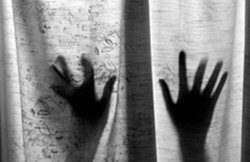 आधी रात तीन मुस्लिम बहनों को उठा ले गई पुलिस, चौकी में कपड़े फाड़कर पीटने का आरोप; भाई पर हिंदू महिला को अगवा करने का इल्जाम