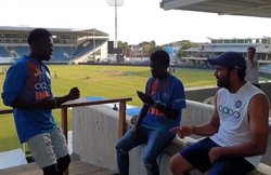 VIDEO: रोहित शर्मा ने जीता फैंस का दिल; पहले उनके साथ फोटो खिंचाई, फिर डांस भी देखा