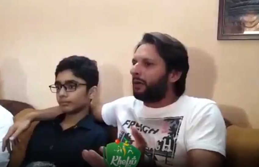शाहिद अफरीदी का यह वीडियो सोशल मीडिया पर वायरल हो रहा है। (सोर्स- स्क्रीनशॉट)