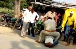 ‘मेरे चाचा को छोड़ दो’ पैर छूकर रोता रहा मासूम, फिर भी युवक को सरेआम पीटते रहे पुलिस वाले