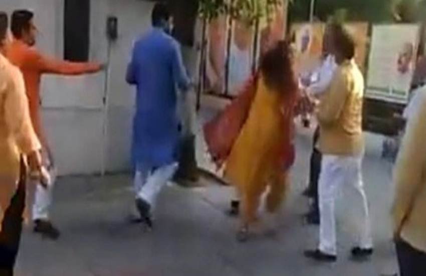 थप्पड़कांड में बीजेपी की नेता एवं पूर्व मेयर सरिता चौधरी ने भी गंवाया पद। (वीडियो स्क्रीनशॉट, Twitter/@anishsingh21) थप्पड़कांड में बीजेपी की नेता एवं पूर्व मेयर सरिता चौधरी ने भी गंवाया पद। (वीडियो स्क्रीनशॉट, Twitter/@anishsingh21)