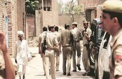Noida: बिना हेलमेट पुलिसकर्मियों को टोका तो बीच सड़क पत्रकार को लाठी-डंडों से पीटा, रात भर कोतवाली में बैठाए रखा