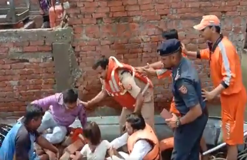 वाराणसी के डीएम को आईं मामूली चोटें 
फोटो सोर्स- @pankajjha_ ट्विटर 