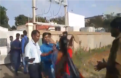 तमिलनाडु: तीसरी शादी करने के लिए दुल्हन ढूंढ रहा था शख्स, दोनों पत्नियों ने बीच सड़क पर सैंडल से उतारा ‘भूत’