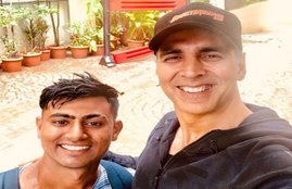 Akshay Kumar,अक्षय कुमार, Akshay Kumar Fan Prabhat, Akshay Kumar Video, Akshay Kumar Latest Video, Akshay Kumar Fan Prabhat Walked 900 Kilometer in 18 Days To Meet Him Video Viral, Akshay Kumar Latest Video Viral, Akshay Kumar Fan Prabhat, Prabhat Met Akshay Kumar Walked 900 Kilometers in 18 Days, Prabhat Video Viral With Akshay Kumar, Prabhat Fan Moment With Akshay Kumar, Akshay Kumar Film, Akshay Kumar Upcoming Film,