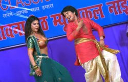 Bhojpuri Video Song: हिट हो रहा धोती-कुर्ता में आम्रपाली दुबे और लहंगा पहनीं संभावना सेठ का डांस