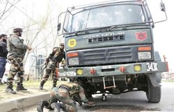 बांग्लादेश बॉर्डर जा रहा Army Truck बना लुटेरों का निशाना, बंदूक की नोक पर स्टाफ को लूटा, फिर सिगरेट से दाग दिया