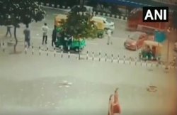 दिल्ली: अक्षरधाम मंदिर के सामने कार सवार बदमाशों ने पुलिस पर दिनदहाड़े की फायरिंग, 24 घंटे बाद भी नहीं पकड़ पाए