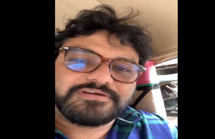 ऑटो में सफर करते हुए बाबुल सुप्रियो 
फोटो सोर्स- ट्विटर 