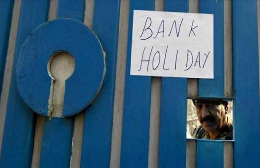 त्योहारों के वजह से अक्टूबर में कई दिन बैंक बंद रहेंगे। फोटो: PTI