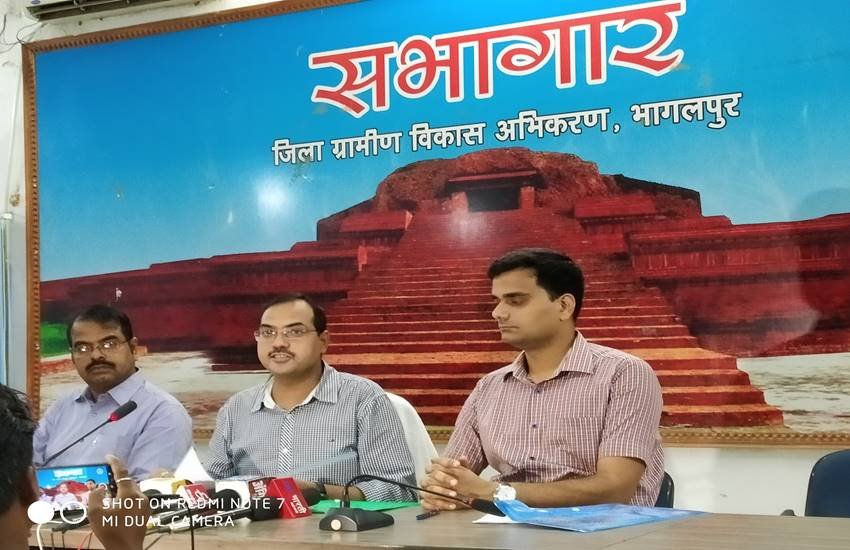 भागलपुर के ज़िलाधीश प्रणब कुमार ने शनिवार शाम प्रेस कांफ्रेंस कर बताया कि चुनाव आयोग की अधिसूचना के मुताबिक 23 सितंबर से नामंकन शुरू हो जाएगा। भागलपुर के ज़िलाधीश प्रणब कुमार ने शनिवार शाम प्रेस कांफ्रेंस कर बताया कि चुनाव आयोग की अधिसूचना के मुताबिक 23 सितंबर से नामंकन शुरू हो जाएगा।