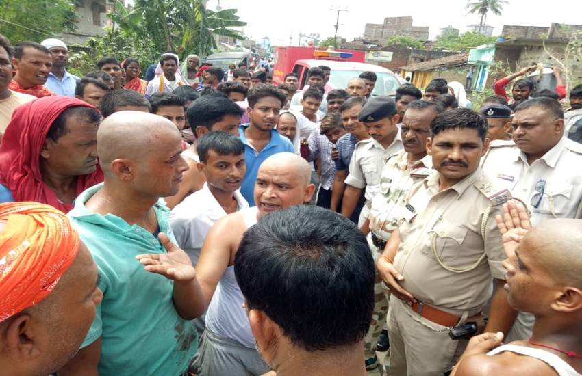 ख़ैरिहिया ग़ांव के लोगों को समझाते हुए पुलिस अधिकारी। ख़ैरिहिया ग़ांव के लोगों को समझाते हुए पुलिस अधिकारी।