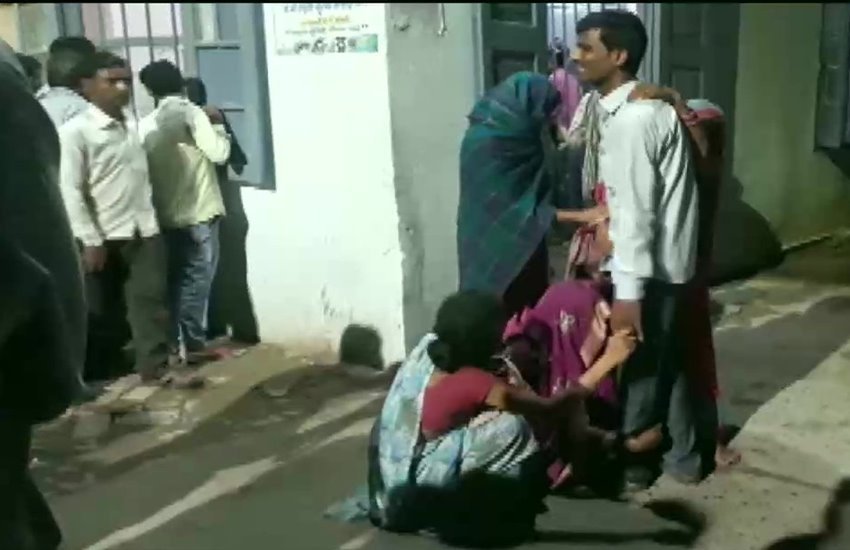 बिहार में बेटे की मौत पर रोते परिजन 
फोटो सोर्स- एएनआई 