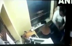 VIDEO: बीजेपी नेता की दबंगई, टोल कर्मचारी से गालीगलौज और मारपीट, फिर हुए फरार