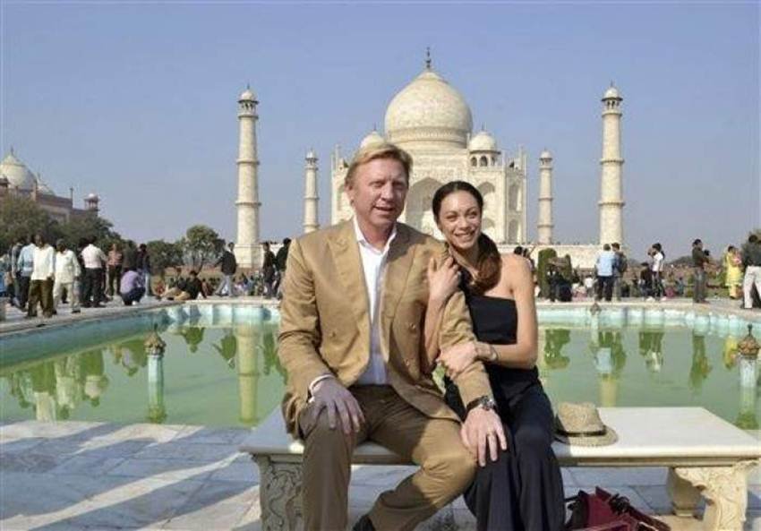 बोरिस बेकर: दुनिया के महानतम टेनिस प्लेयर्स में शुमार बोरिस बेकर साल 2012 में अपनी पत्नी लिली के साथ ताजमहल देखने पहुंचे थे। आगे चलकर इन दोनों का भी तलाक हो गया। बोरिस ने 17 साल की उम्र में विंबलडन ग्रैंडस्‍लैम जीत लिया था। वे नंबर वन खिलाड़ी भी रह चुके हैं। अपनी जबरदस्‍त सर्विस के लिए उन्‍हें 'बूम बूम बेकर' कहा जाता था। (फोटो: Boris becker Twitter)