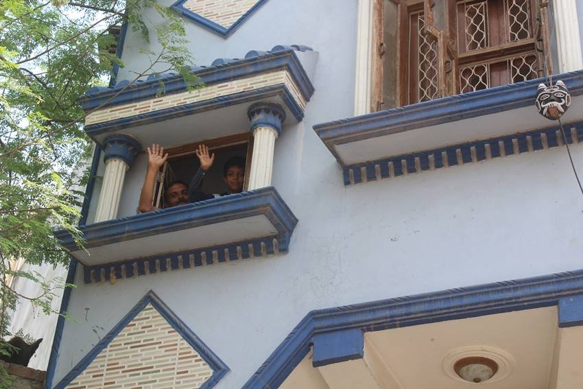smallest house of delhi, bedroom, kitchen, bathroom, family lives in 6 yard, six yard house, smallest house in six yard, delhi smallest house, jansatta photo gallery, jansatta news gallery, jansatta photos, NCR Smallest house, small hose in delhi