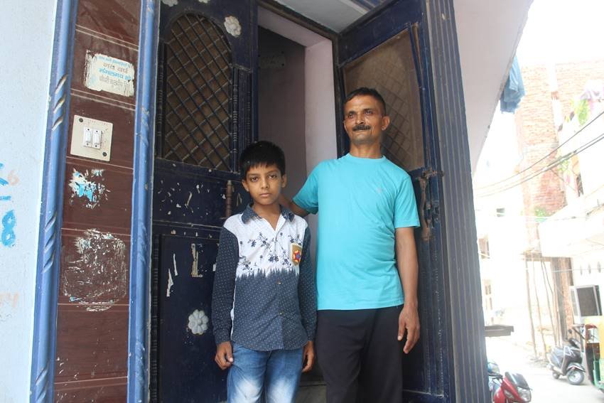 smallest house of delhi, bedroom, kitchen, bathroom, family lives in 6 yard, six yard house, smallest house in six yard, delhi smallest house, jansatta photo gallery, jansatta news gallery, jansatta photos, NCR Smallest house, small hose in delhi