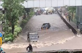 Mahindra Bolero, ananad mahindra, mumbai flood, mumbai rain, viral video, social media, rain, mumbai local train, jaguar car, tata jaguar