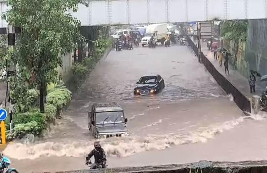 Mahindra Bolero, ananad mahindra, mumbai flood, mumbai rain, viral video, social media, rain, mumbai local train, jaguar car, tata jaguar