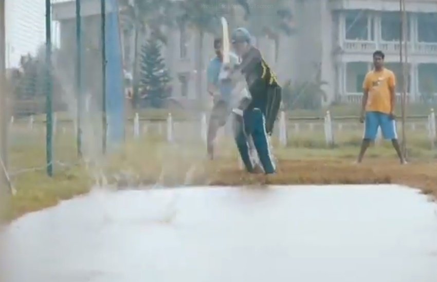 पानी से भरी पिच पर सचिन तेंदुलकर ने की बल्लेबाजी (फोटो सोर्स-video screenshot)