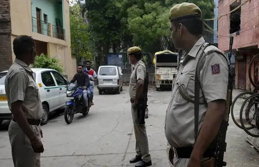 पुलिस ने खारोल के मोबाइल की कॉल डिटेल और सीसीटीवी फुटेज के आधार पर आरोपियों को सोमवार को गिरफ्तार कर लिया गया। पुलिस अधीक्षक ने ‘पीटीआई-भाषा’ को बताया कि जांच के दौरान पता चला कि बलबीर ने दोनों आरोपियों को उसकी हत्या करने को कहा था ताकि परिजनों को बीमा की राशि मिल सके।