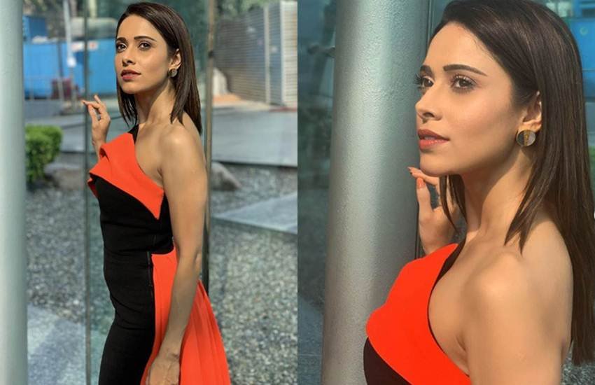 Dream Girl एक्ट्रेस नुशरत भरूचा ने अपने इंस्टाग्राम अकाउंट से अपने लेटेस्ट फोटोशूट की कुछ तस्वीरें शेयर की हैं। ये तस्वीरें उनके फैंस को काफी पसंद आ रही हैं। नुशरत की इन तस्वीरों पर लोग गॉर्जियस और सुपरहॉट जैसे कमेंट्स कर रहे हैं। कुछ फैंस तो कमेंट में लिख रहे हैं कि आप जैसा कोई दूसरा नहीं है बॉलीवुड में। नुशरत की इन लेटेस्ट तस्वीरों को कुछ घंटों में ही लाख से ज्यादा लाइक्स मिल गए हैं। अपनी इन तस्वीरों में नुशरत ब्लैक सिंगल पीस में दिख रही हैं। ड्रेस में ऑरेंज कलर का भी इस्तेमाल हुआ है। (All Pics: Nushrat Bharucha Instagram) देखें तस्वीरें-