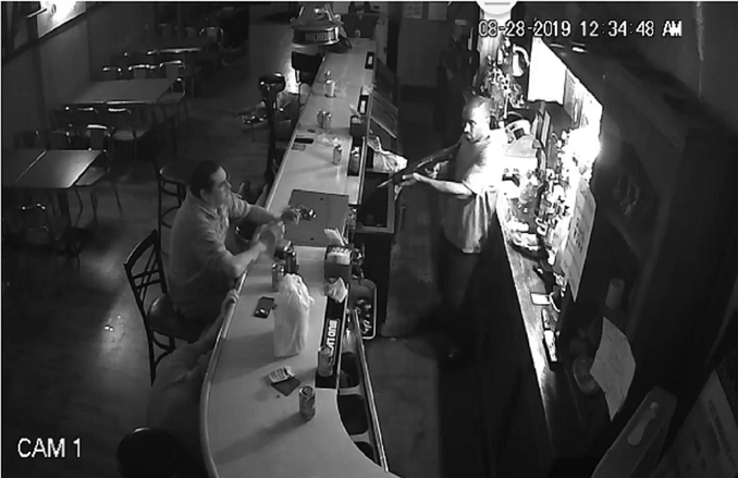 VIDEO: बंदूकधारी को देख भाग रहे थे लोग, खामोशी से बैठा यह शख्स लगाता रहा कश