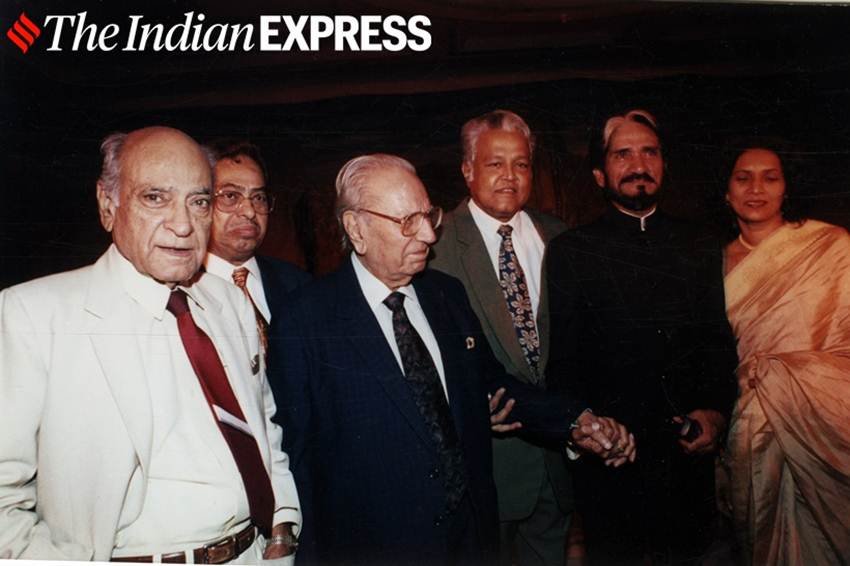 लेकिन शोले में वीजू खोटे ने जो कालिया का किरदार निभाया वो इतना पॉपुलर हुआ कि जब उसके लगभग 35 साल बाद अजय देवगन की फिल्म अतिथि तुम कब जाओगे आई तब उसमें भी वीजू खोटे कालिया के ही किरदार में दिखे। (फोटो: शोले की अपनी टीम के सदस्य ए के हंगल, जीपी सिप्पी और मैक मोहन तथा अन्य के साथ वीजू खोटे)